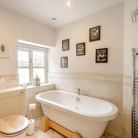 7 Bed In Langbar Oc-d34075 * Leeds (West Yorkshire)