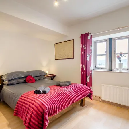 7 Bed In Langbar Oc-d34075 * Leeds (West Yorkshire)