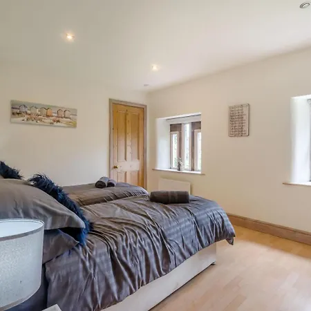 7 Bed In Langbar Oc-d34075 * Leeds (West Yorkshire)