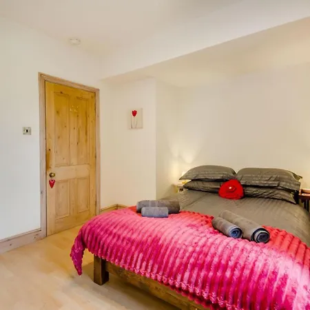 7 Bed In Langbar Oc-d34075 Leeds (West Yorkshire)