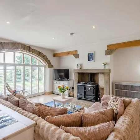 7 Bed In Langbar Oc-d34075 * Leeds (West Yorkshire)