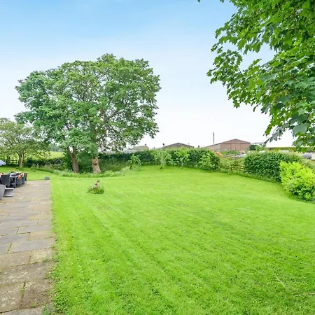 7 Bed In Langbar Oc-d34075 * Leeds (West Yorkshire)