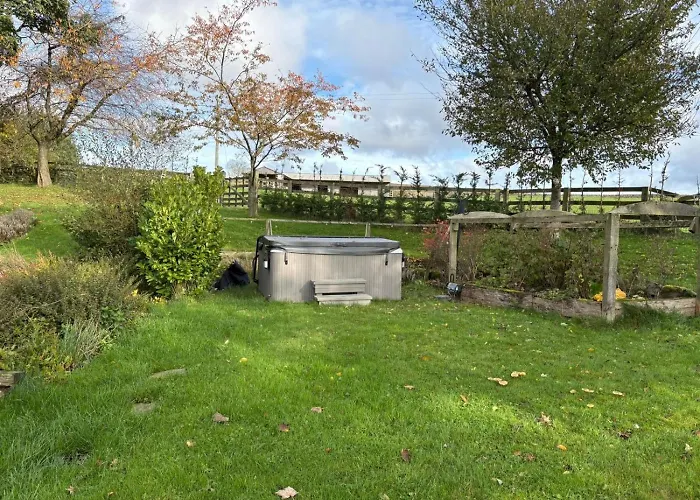 7 Bed In Langbar Oc-d34075 * Leeds (West Yorkshire)